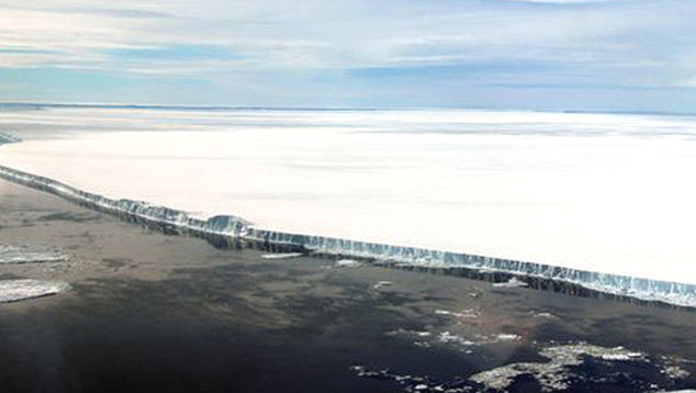 O gigante A-68 se desprendeu da Península da Antártida em 2017. Tinha originalmente 6 mil quilômetros quadrados. Crédito: NASA. 
