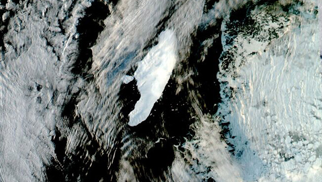 Na imagem de satélite do dia 3 de maio é possível ver os icebergs A68-A e A68-C à deriva. Crédito: NASA.
