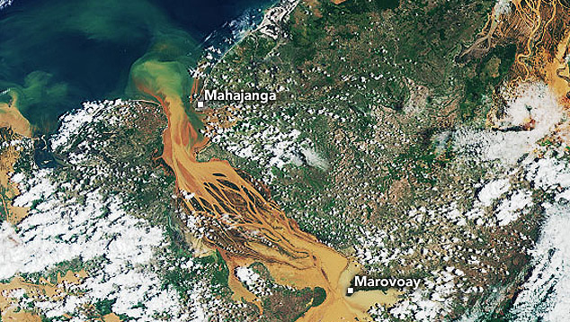 Imagem de satélite mostra as inundações nos tons em marrom em grande extensão entre Mahajanga e Marovoay. Crédito: NASA. 