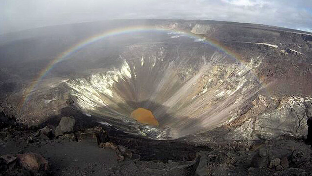 No dia sete de agosto de 2020, uma névoa branda se formou pela caldeira e resultou num grande arco-íris que emoldurou a cratera e o lago no vulcão Kilauea. Crédito: Imagem obtida pela webcam do Observatório do Vulcão do Havaí/USGS. <BR>