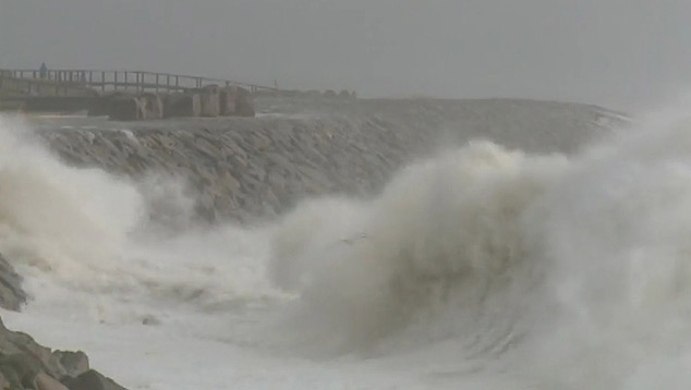 Agitao martima na costa portuguesa. Chuva no d trgua neste comeo de maro. Crdito: Imagem divulgada pela SIC Notcias. 