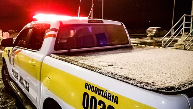 Neve na Serra do Rio do Rastro, em Santa Catarina, na noite de ontem. Cr�dito: Divulga��o Pol�cia Militar Rodovi�ria. 