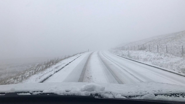 Neve pesada atinge partes da Escócia e da Inglaterra que permanecem sob aviso amarelo. Crédito: Imagem divulgada pelo twitter @beckers1000