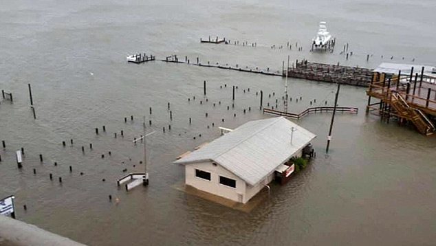 Inundação na região de Navarre, na Flórida, depois do furacão Sally tocar o solo nesta quarta-feira. Crédito: Imagem divulgada pelo twitter @WUWFJennie. Foto: Sheri Andrews.<BR>