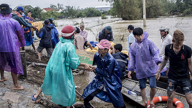 Enchentes no Vietnã já afetaram cinco milhões de pessoas este ano. Saudel é a terceira tempestade tropical a atingir o país neste mês de outubro. Crédito: Divulgação Sociedade da Cruz Vermelha do Vietnã. 