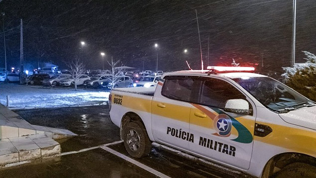 Neve caindo na Serra do Rio do Rastro, em Santa Catarina, na noite de quinta-feira. Cr�dito: Divulga��o Pol�cia Militar Rodovi�ria.  