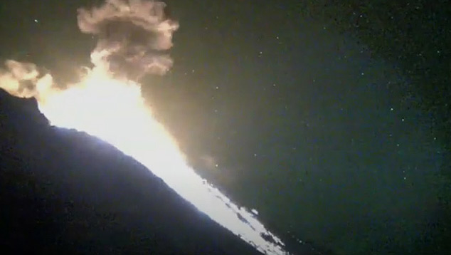 Imagem da erup��o do vulc�o Stromboli captada pelas c�meras do INGV no �ltimo dia 10. As atividades foram constantes at� o dia 16. Cr�dito: INGV.