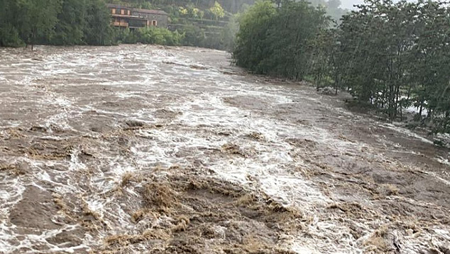 Região montanhosa de Cévennes, onde rios transbordaram com as chuvas torrenciais do fim da semana. Crédito: Bombeiros do Departamento francês Gard. Imagem divulgada pelo twitter @ponppiersdugard 