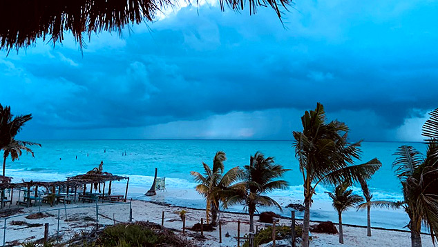Vista ao sul de Isla Branca e ao norte de Cancún, nesta manhã de segunda-feira. Zeta está à caminho. Crédito: Foto: Jenny Tiner. Imagem divulgada pelo twitter @jennytiner 
