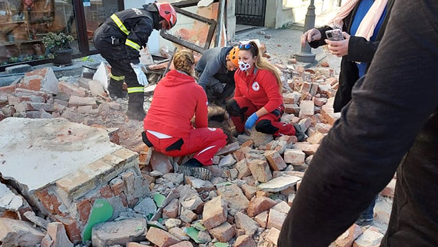 Voluntários da Cruz Vermelha ajudam a população de Petrinja após o violento tremor de magnitude 6.4 atingir a região na manhã desta terça-feira, dia 29. Crédito: Imagem divulgada pelo twitter @IFRC Europe