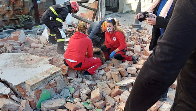 Volunt�rios da Cruz Vermelha ajudam a popula��o de Petrinja ap�s o violento tremor de magnitude 6.4 atingir a regi�o na manh� desta ter�a-feira, dia 29. Cr�dito: Imagem divulgada pelo twitter @IFRC Europe