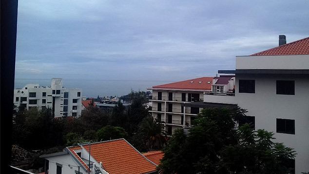 Tempo mudando em Funchal, na ilha da Madeira, dia 12, com a aproxima��o da tempestade tropical Theta. Cr�dito: Imagem divulgada pelo twitter @RosellaCS