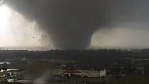 Um potente tornado EF-3 atingiu Jonesboro, no Arkansas, no último dia 28. A cidade já foi devastada por tornados históricos na década de 70. Crédito: Imagem divulgada pelo twitter @GallaudetTim @NOAASatellites 