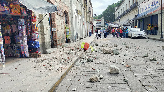 Pedras lançadas em Crucecita Huatulco, no estado de Oaxaca, após forte tremor de terra de magnitude 7.4. Crédito: Imagem divulgada pelo twitter <BR>@diarioelfortin<BR>
