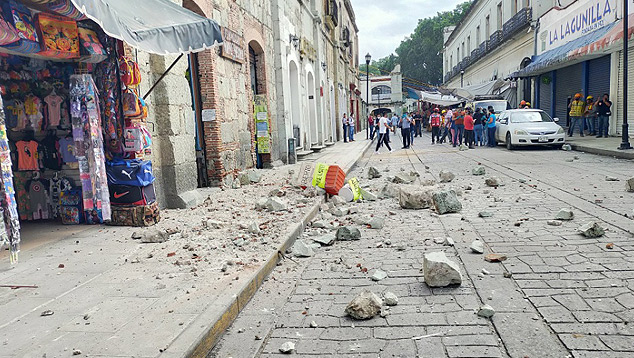 Pedras lan�adas em Crucecita Huatulco, no estado de Oaxaca, ap�s forte tremor de terra de magnitude 7.4. Cr�dito: Imagem divulgada pelo twitter <BR>@diarioelfortin<BR>