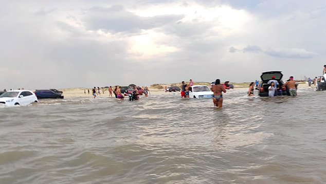 Grandes ondas avanaram sobre a areia e arrastaram carros na Praia do Cassino no ltimo sbado, dia 14. Crdito: Imagem divulgada pelo twitter @profsosa13. 