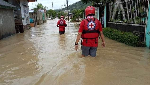 Inunda��es se agravaram com a passagem do tuf�o Vamco na quarta-feira a noite. Cr�dito: Divulga��o Cruz Vermelha das Filipinas @philredcross 
