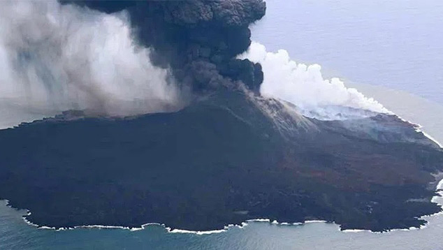 Ilha vulcânica de Nishinoshima em atividade recente. Crédito: AMJ.