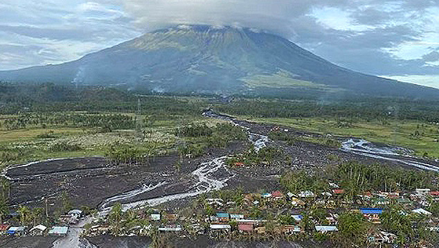 Enormes fluxos de lama e pedras do Vulc�o Mayon atingiram cerca de 300 casas em Guinobatan, na prv�ncia de Albay no dia primeiro de novembro. Cr�dito: Imagem a�rea divulgadas pelas autoridades das Filipinas.  
