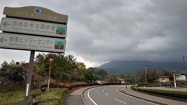 Imagem do vulcão Sakurajima ao fundo. Região está com aviso de não aproximação da cratera. Crédito: Imagem recente divulgada pelo twitter @BAN kagoshima
