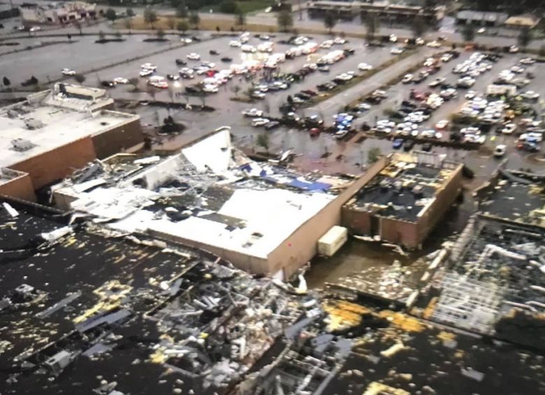 Destruição em shopping center de Jonesboro durante a passagem do tornado no último sábado. Crédito: Imagem divulgada pelo twitter @ MadisonWilson 