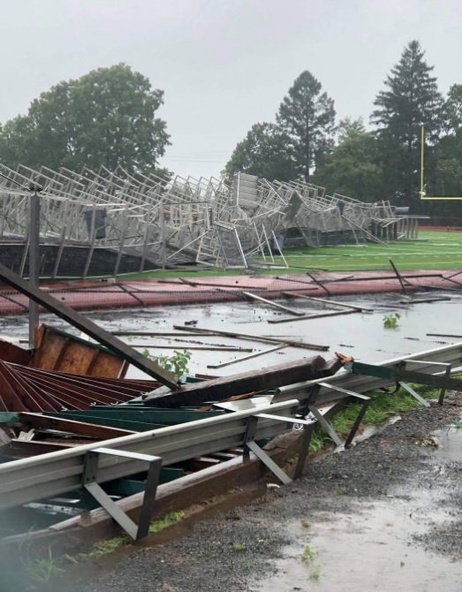 Destrui��o em escola em Dolyestown, na Pensilv�nia ap�s tornado nesta ter�a-feira. Cr�dito: Imagem divulgada pelo twitter @DarylOrr