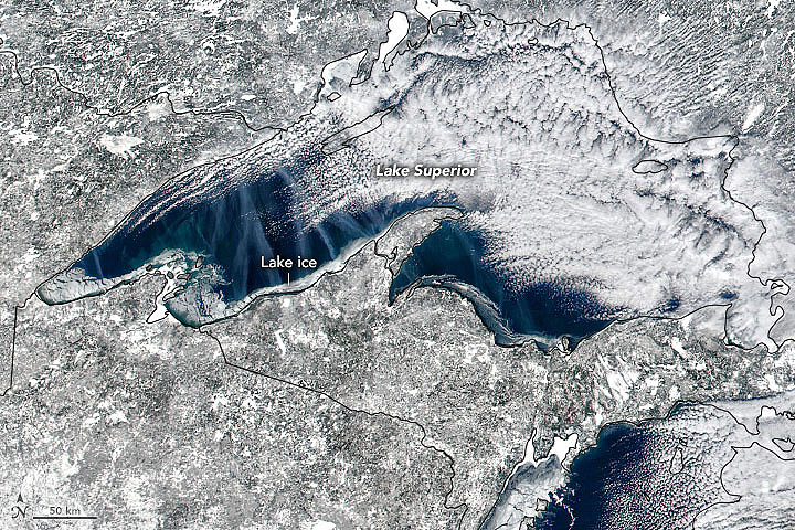 Fragmentos de gelo são visíveis nas margens do Lago Superior. Crédito: NASA/NOAA.