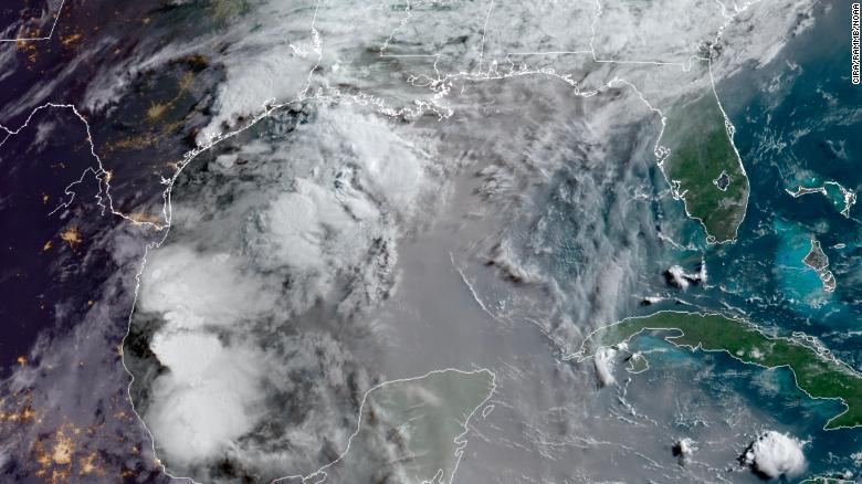 Imagem de sat�lite mostra a grande nuvem de poeira Godzilla cobrindo o Golfo do M�xico nesta manh� do dia 25. A poeira atingiu v�rios pa�ses e ilhas do Caribe, a costa do Panam� e avan�a pela costa norte-americana. Cr�dito: NASA. 