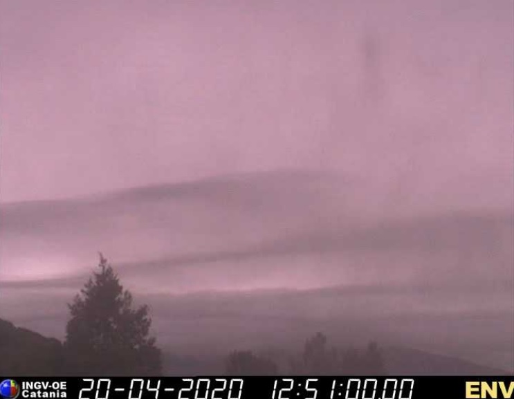 Imagem por webcam dos arredores do vulcão Etna nesta segunda-feira, dia 20. Crédito: Instituto Nacional de Geofísica e Vulcanologia (INGV). 