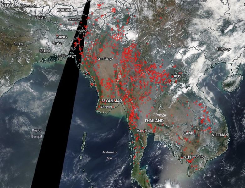Satélite Aqua da NASA capturou inúmeros focos de fogo sobre a Tailândia, Mianmar, Laos e outras áreas do sudeste asiático no dia 23 de março. Crédito: Worldview/NASA.