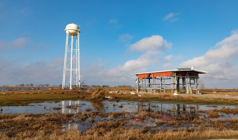 Cen�rio de destrui��o �s margens da rodovia Louisiana Hwy 82, ap�s a passagem do furac�o Delta no s�bado. Cr�dito: Imagem divulgada pelo twitter @AlaSormTracker @ChrisJacksonSC 