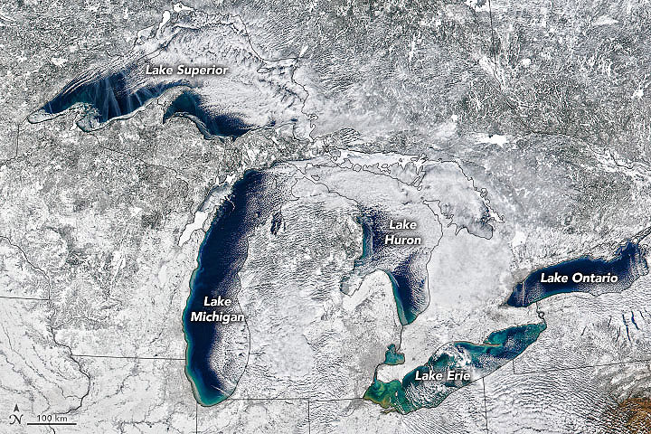 Imagem de satélite capturada em 14 de fevereiro de 2020 revela água azul-esverdeada, neve e gelo nos Grandes Lagos. Crédito: NASA/NOAA.