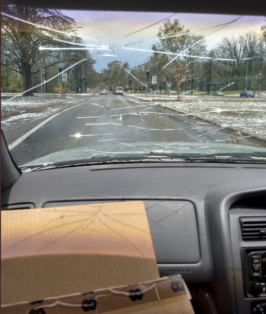 Violenta tempestade de granizo provoca danos em Camberra, na Austrlia. Crdito: Imagem divulgada pelo twitter @Anna Vidot 