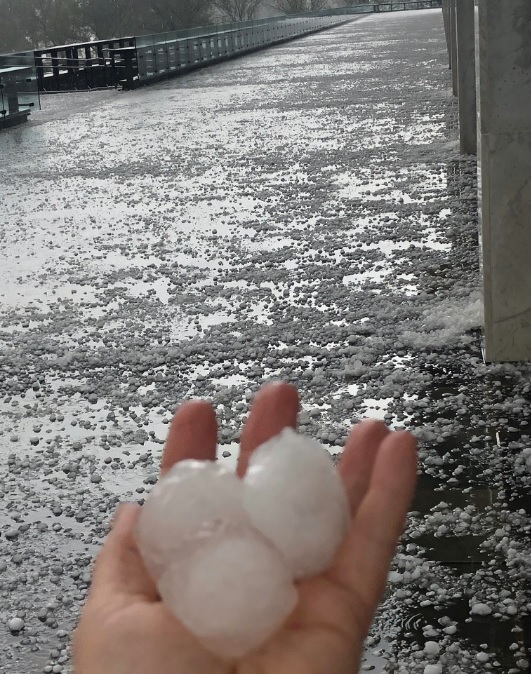 Bolas de granizo atingem com violncia Camberra, nesta segunda-feira, dia 20. Crdito: Imagem divulgada pelo twitter @Anna Vidot