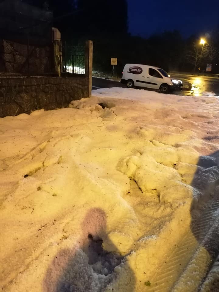 Granizo caiu em grande quantidade em Guimares, no norte de Portugal neste domingo. Crdito: Imagem de divulgao, jornal local o Minho. Foto Antnio Silva. 