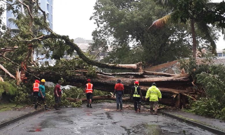 Ciclone tropical Harold provoca destruição em Suva, na ilha de Viti Levu, em Fiji, após atingir a região com ventos superiores a 200 km/h. Crédito: Imagem de divulgação Ministério da Silvicultura. 