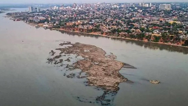 Pedras vulcânicas começaram a ser reveladas na região de Assunção, com a vazante histórica do rio Paraguai. Crédito: Foto divulgada pelo La Nacion