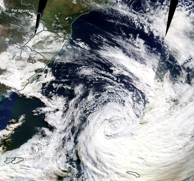 Imagem de sat�lite desta sexta-feira mostra a forma��o de um ciclone extratropical e sua posi��o no oceano entre o Rio Grande do Sul e o Uruguai. Cr�dito: Worldview/Nasa.
