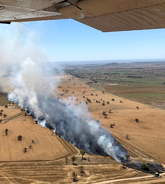 Bombeiros combatem um incêndio que atinge uma plantação ao norte de Wellington, em Nova Gales do Sul, com a ajuda de aeronaves de bombardeio de água neste começo de semana. Crédito: NSW RFS.   