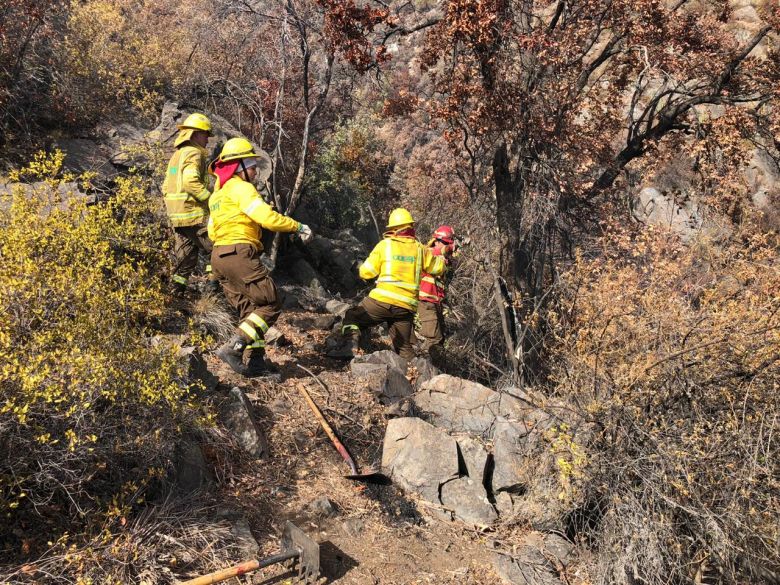 Bombeiros trabalham no combate a um incêndio florestal em Santa Rita 2. A CONAF alerta que a chegada do outono não é sinal do final das emergências. Crédito: Imagem de divulgação CONAF. 