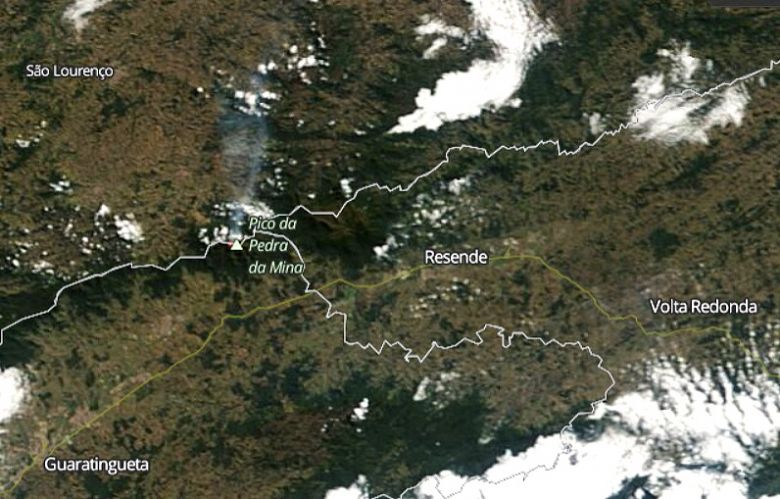 Imagem de sat�lite mostra o in�cio do inc�ndio no Pico da Pedra de Minas, divisa de Minas Gerais com S�o Paulo, no �ltimo dia 17. Cr�dito: Worldview/NASA.