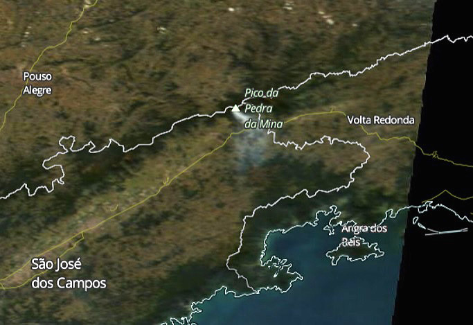 Imagem de satélite do dia 20 mostra o rastro de fumaça do incêndio na região do Pico da Pedra de Mina, que se alastrou pela Serra da Mantiqueira. Crédito: Worldview/NASA.