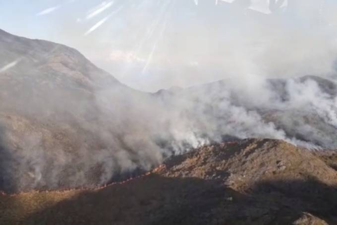 Fumaça se espalha pelo Pico da Pedra de Mina. Crédito da imagem: Divulgação Polícia Militar. 