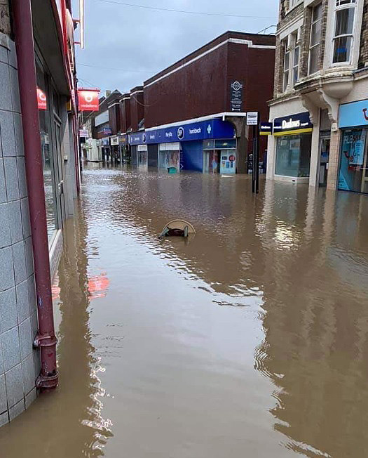 As inundações provocadas pela passagem da tempestade Denis foram as piores dos últimos invernos, segundo a Agência Ambiental da Inglaterra. Crédito: Inundação em Pontypridd, no sul do País de Gales, divulgada pelo twitter @AdrianFlood9
