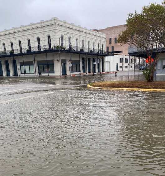 Inundação em Galveston na manhã desta segunda-feira. Crédito: Imagem divulgada pelo twitter @CharlyABC13