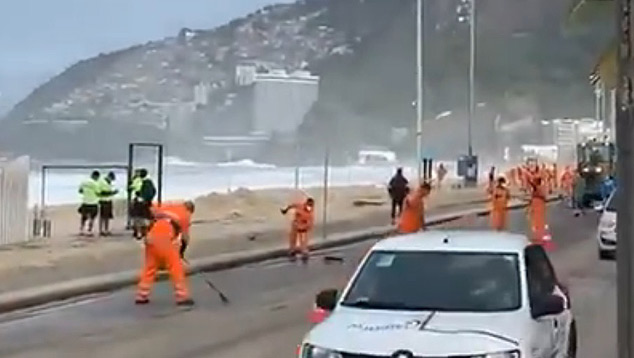 Homens trabalham na limpeza da orla em Ipanema, aps ressaca. Crdito: Imagem divulgada pelo twitter @radardabrasil<BR>