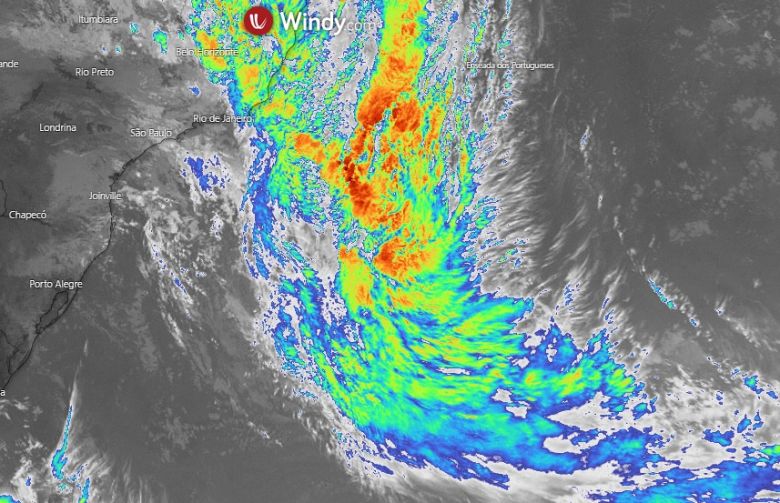 Imagem de satlite mostra a grande atuao da tempestade subtropical Kurum na costa do Brasil. Crdito da imagem: Windy. 