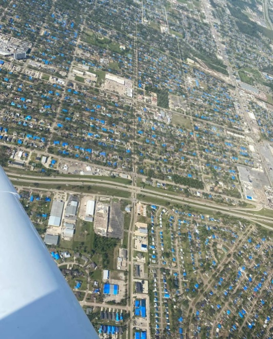 Imagem aérea de Lake Charles mostra inúmeras casas que continuam com lonas azuis, após terem os telhados destruídos durante a passagem do furacão Laura há seis semanas. Crédito: Imagem divulgada em redes sociais. Foto: Erik Russell 
