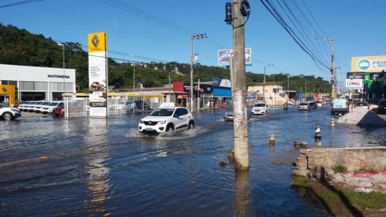 Maré alta na região do Rio Tavares, Florianópolis nesta quinta-feira. Crédito: Divulgação Pista Limpa