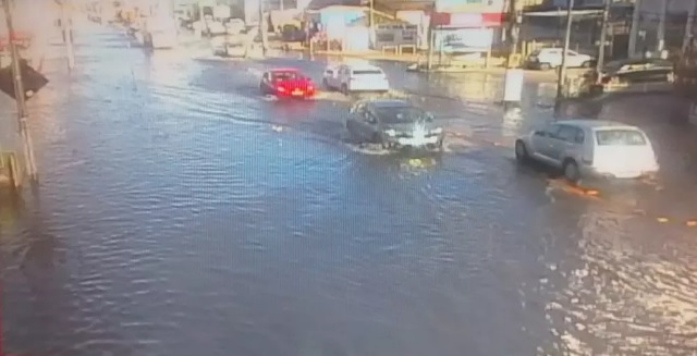 Mar alta invadiu trechos da SC-406 em Florianpolis nesta quinta-feira. Crdito: Divulgao Polcia Militar Rodoviria. 